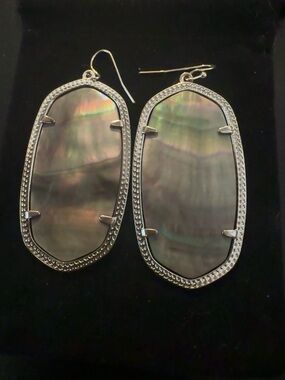 ✨Kendra Scott✨ Elle - Large - Mother of Pearl Drop Earrings in Iridescent Gray